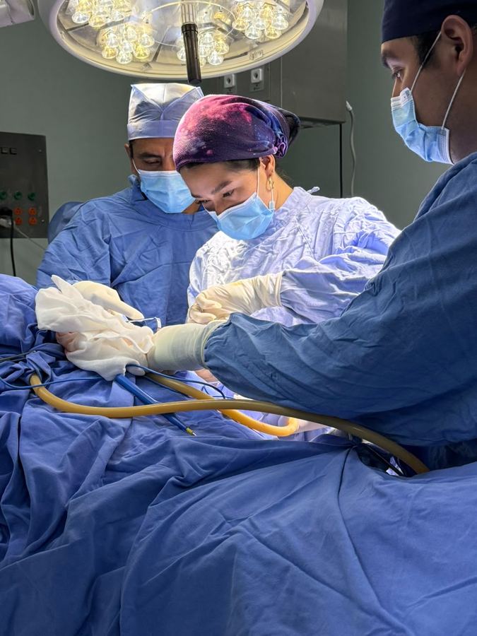 La doctora durante un procedimiento quirúrgico
